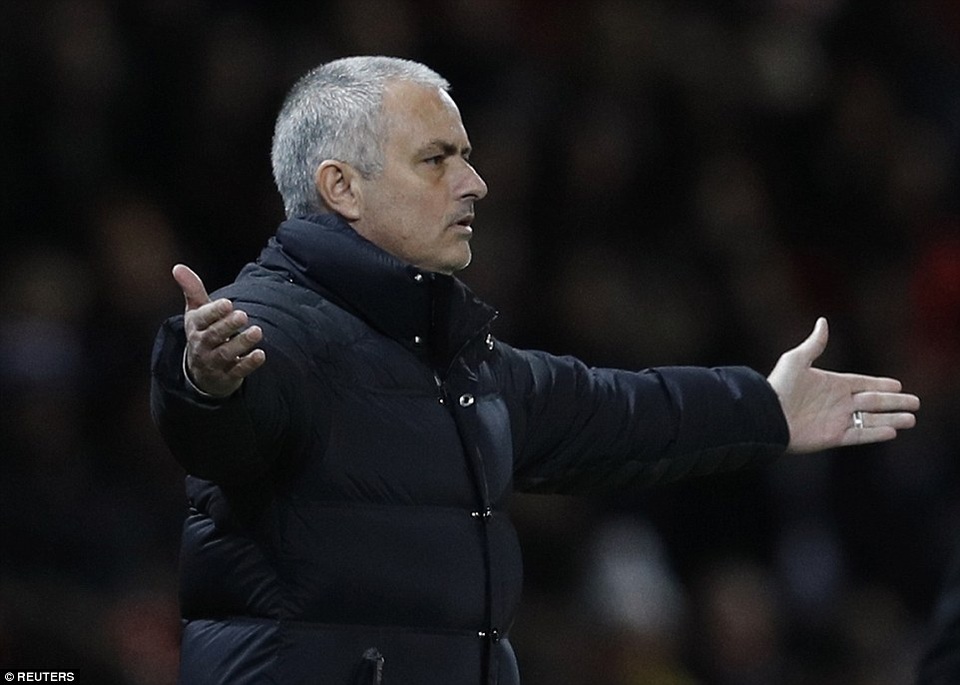 
Mourinho chỉ đạo học trò thi đấu trong trận gặp Hull
