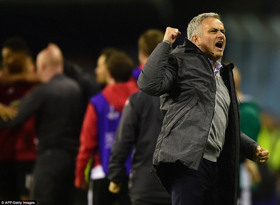 Celta Vigo 0-1 MU: Tuyệt phẩm của Rashford - 3
Mourinho ăn mừng khi Rashford ghi bàn