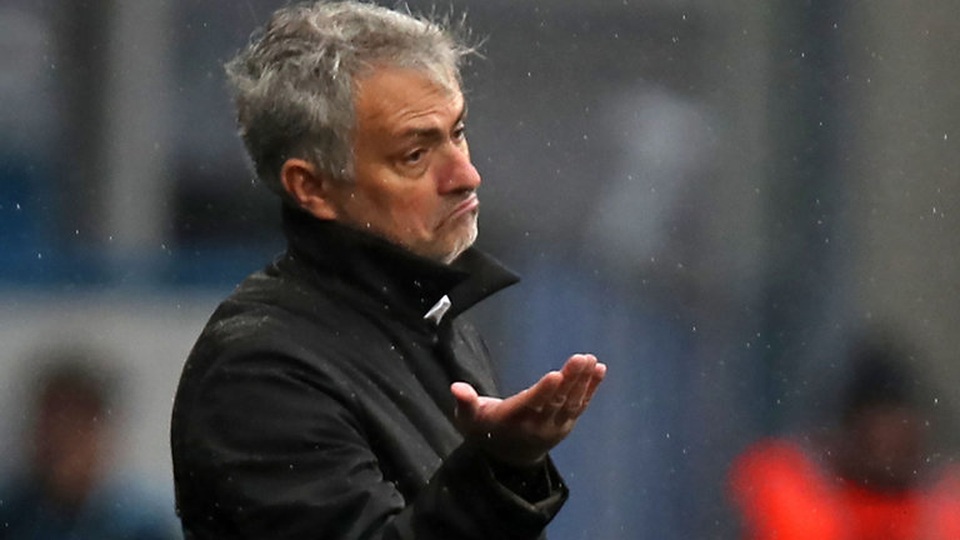 "Chiếu chậm" thất bại ê chề của MU trước tân binh Huddersfield - 2
Sự thất vọng của Mouirnho dưới cơn mưa ở John Smith