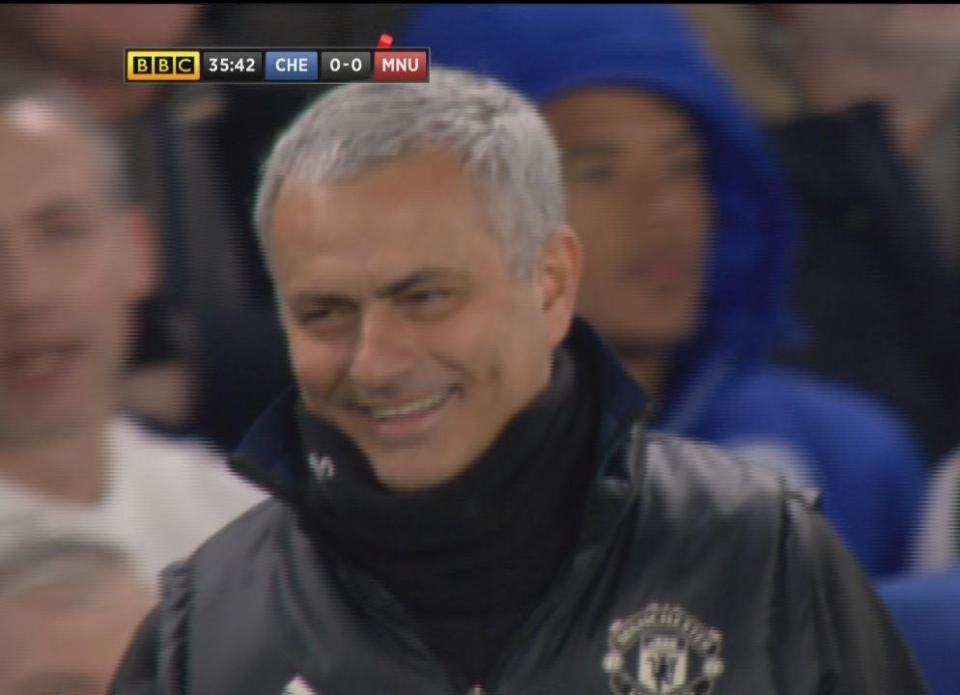 Mourinho: “MU gặp hạn với trọng tài Oliver” - 1 Nụ cười của HLV Mourinho sau khi Ander Herrera nhận thẻ đỏ