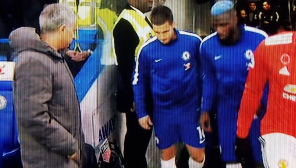 HLV Mourinho đút tay vào túi áo khi Hazard xuất hiện