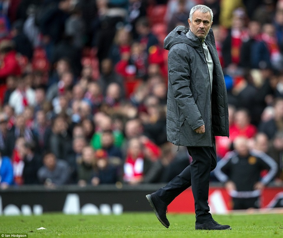 Ibrahimovic đá hỏng phạt đền, MU chia điểm với Bournemouth - 2
Ánh mắt chán nản của Mourinho trước màn trình diễn nghèo nàn của học trò