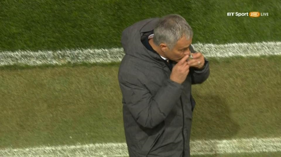 HLV Mourinho sử dụng “bùa may mắn” để giúp MU chiến thắng? - 2 Sau đó, ông đã hôn lên tờ giấy bí ẩn này