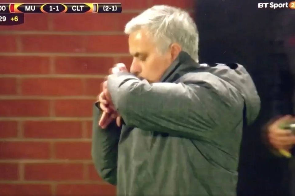 Mourinho lý giải hành động kỳ quặc ở trận gặp Celta Vigo - 1 HLV Mourinho hôn lên cổ tay trong những phút bù giờ trận đấu với Celta Vigo