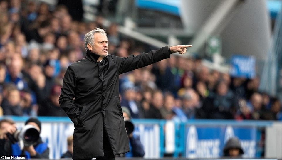 HLV Mourinho bị chỉ trích sau thất bại sốc của MU - 1 Mourinho bị chỉ trích về cách dùng người trong trận đấu với Huddersfield