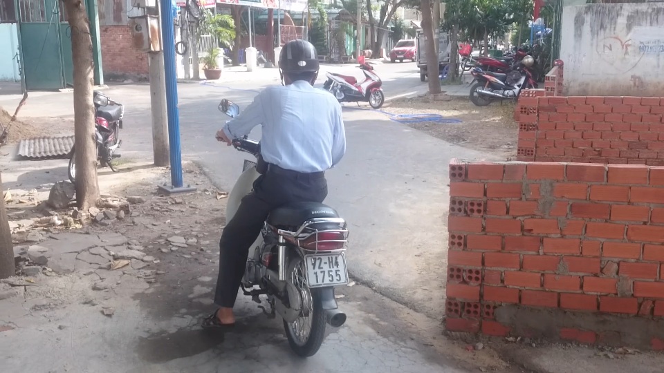 Hy hữu: Xây nhà chắn ngang... đường nhựa - 3 Người dân qua đây phải chạy lên vỉa hè