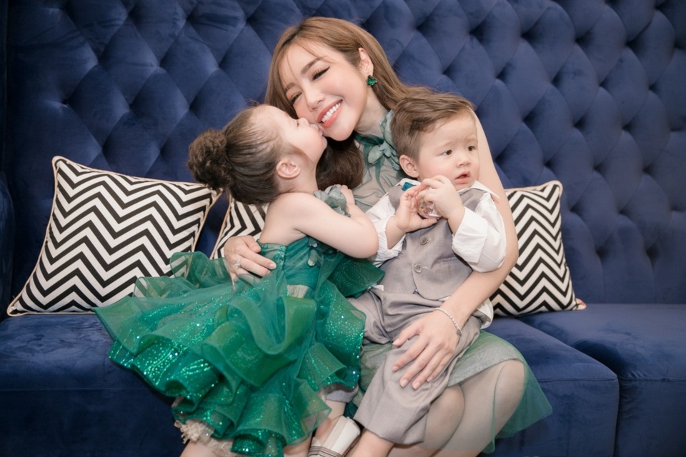 Elly Trần đáp tin đồn mặc váy cưới chuẩn bị lên xe hoa - 4 Đặc biệt, Elly Trần dẫn theo hai thiên thần nhỏ là Cadie Mộc Trà và Alfie Túc Mạch trong ngày trọng đại. Ngay khi vừa xuất hiện, Cadie Mộc Trà thu hút ống kính khi diện trang phục đôi giống mẹ và liên tục gọi chị Mami (tên thân mật mà Cadie gọi mẹ Elly Trần).