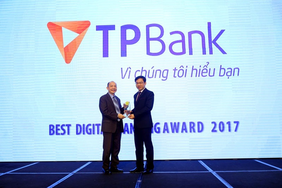 
P.TGĐ TPBank Đinh Văn Chiến đại diện Ngân hàng nhận giải thưởng “Ngân hàng số xuất sắc nhất 2017”

