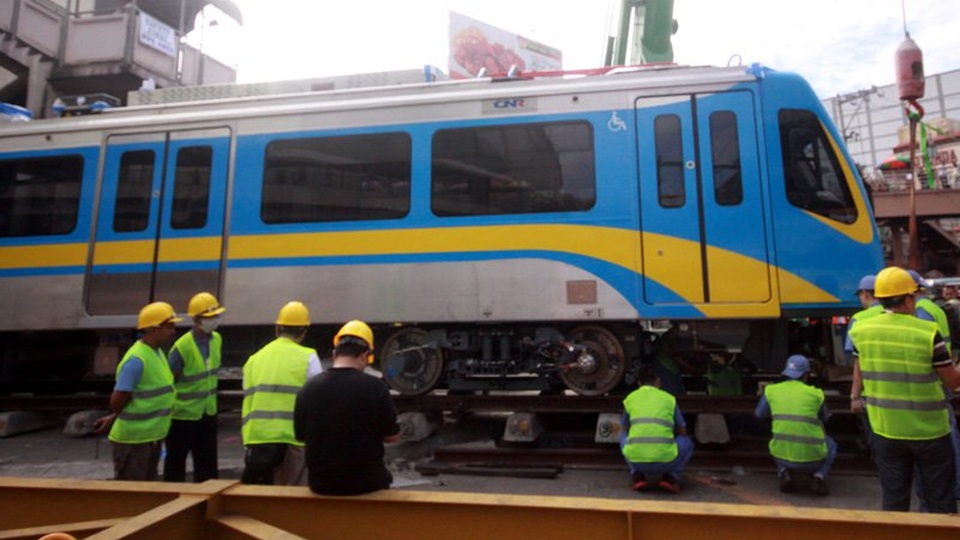Thượng viện Philippines điều tra vụ tàu điện Trung Quốc không sử dụng được - 1
Nguyên mẫu tàu điện MRT3 lắp ráp tại ga MRT Taft ở thành phố Pasay, Philippines. (Nguồn: Inquirer)