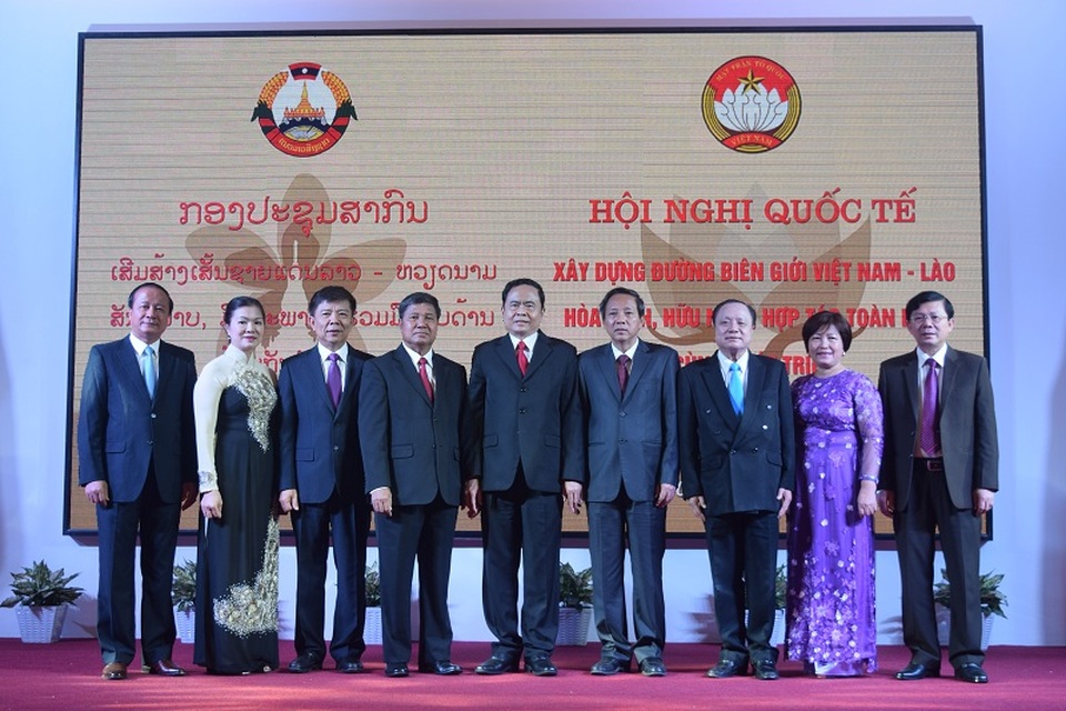 Việt Nam - Lào xây dựng đường biên giới hòa bình, hữu nghị - 3 Các đại biểu tham dự Hội nghị chụp ảnh lưu niệm