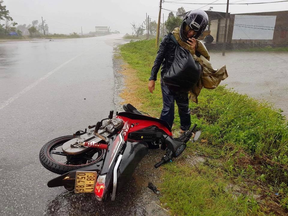 Cộng đồng mạng chia sẻ loạt ảnh hậu quả "xé lòng" của cơn bão số 10 - 2 Sức gió làm cho việc lưu thông đường bộ trở nên khó khăn