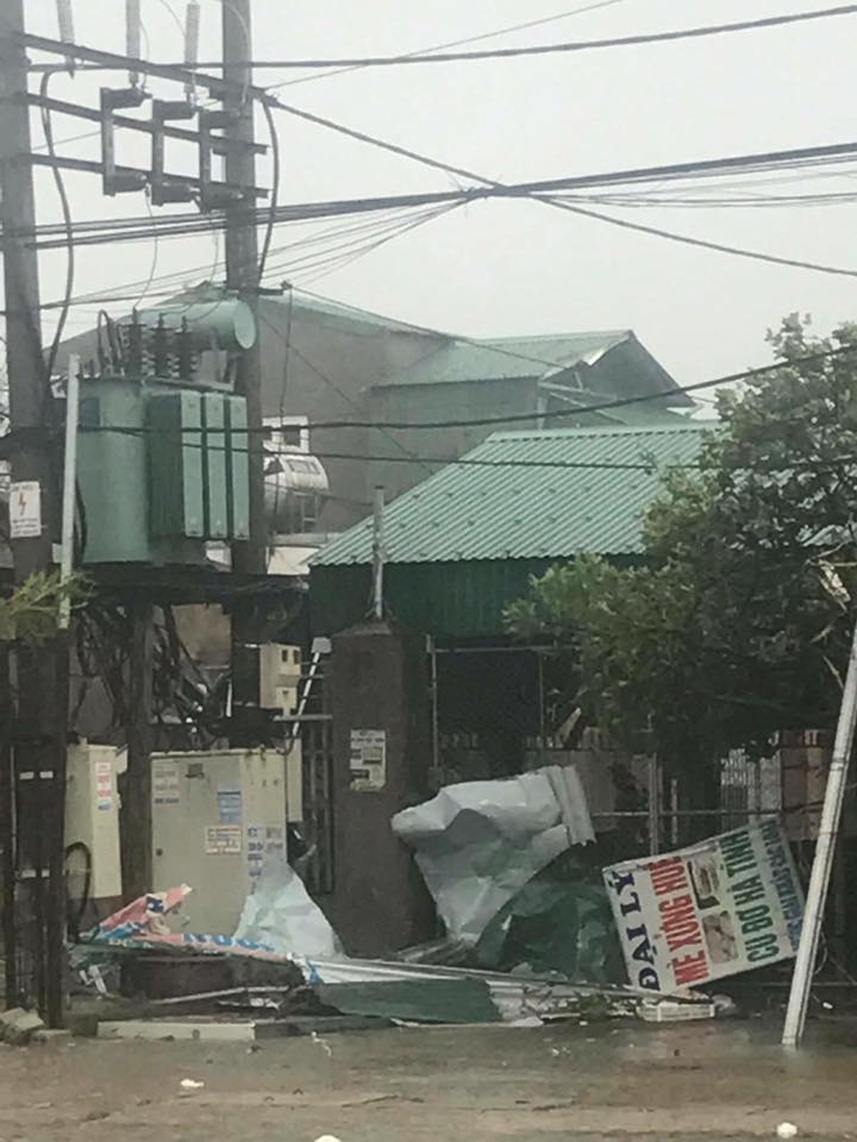 Cộng đồng mạng chia sẻ loạt ảnh hậu quả "xé lòng" của cơn bão số 10 - 5 Tại nhiều tỉnh miền Trung, bão số 10 gây thiệt hại nặng nề về tài sản.