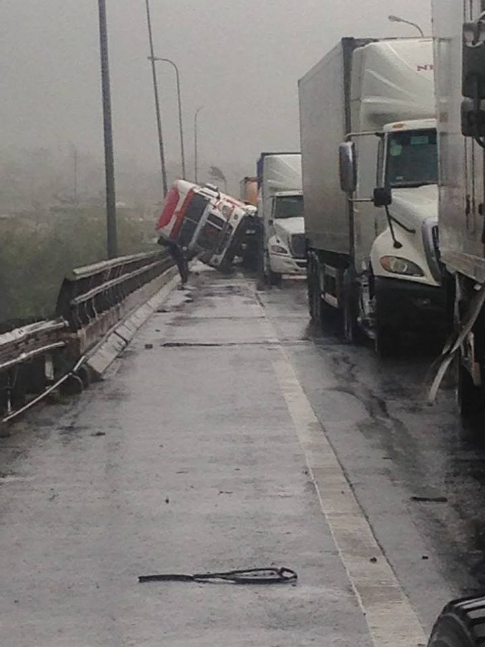 Cộng đồng mạng chia sẻ loạt ảnh hậu quả "xé lòng" của cơn bão số 10 - 4 Gió mạnh tới múc thổi nghiên cả xe tải container