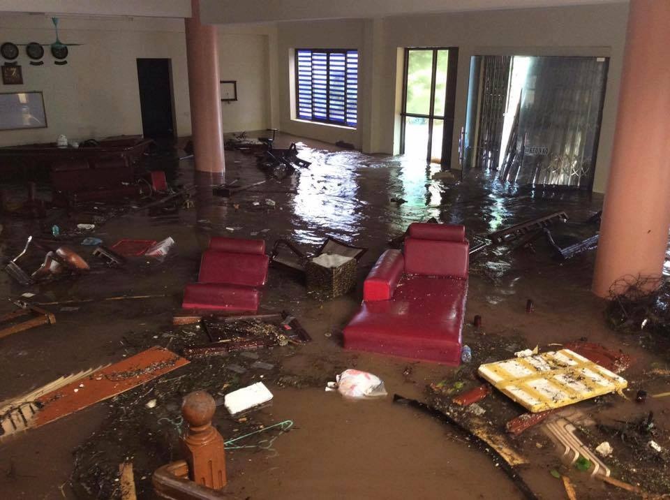 Cộng đồng mạng chia sẻ loạt ảnh hậu quả "xé lòng" của cơn bão số 10 - 6 Nhiều nhà dân, cửa hàng đã không kịp di dời đồ đạc, xảy ra tình trạng ngập trắng