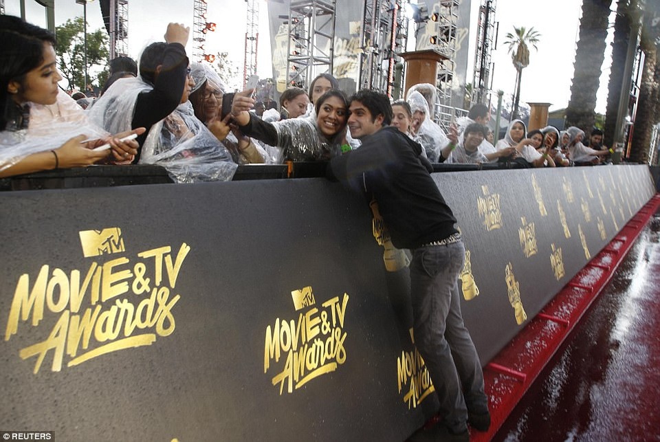 Mưa đá “làm hỏng” không khí lễ trao giải MTV Movie & TV Awards - 4
Anh là một trong số ít những sao nán lại chụp hình cùng fans giữa mưa gió