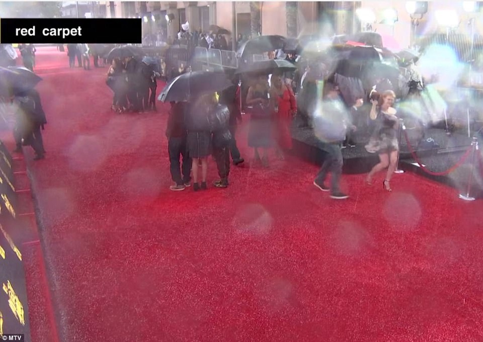 Mưa đá “làm hỏng” không khí lễ trao giải MTV Movie & TV Awards - 7
Rất nhiều nhân viên của sự kiện túc trực mang ô để che cho các ngôi sao tới dự giải