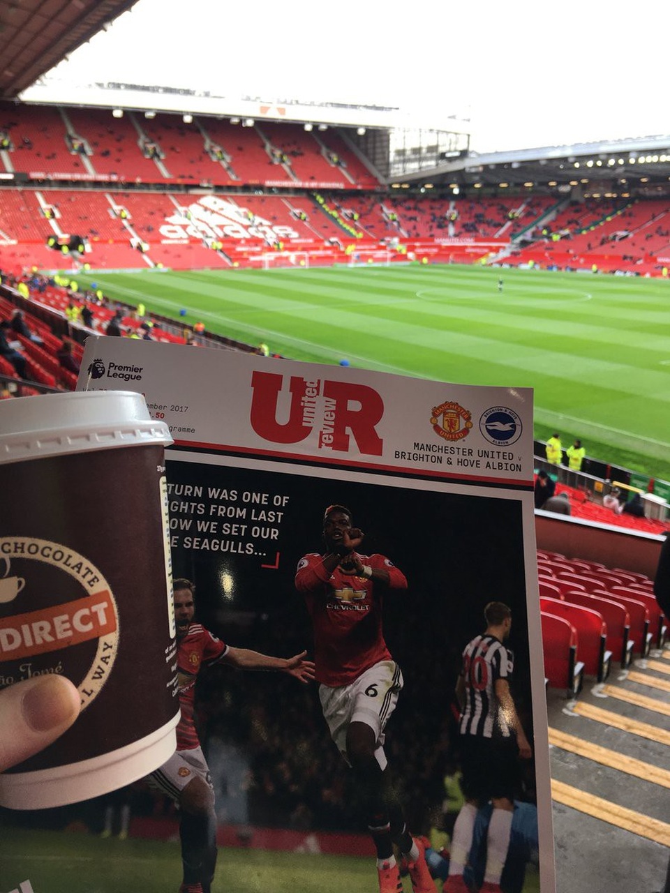MU 1-0 Brighton: Vận may của Ashley Young - 13
Một cổ động viên khoe quyển tạp chí của MU trước trận đấu gặp Brighton