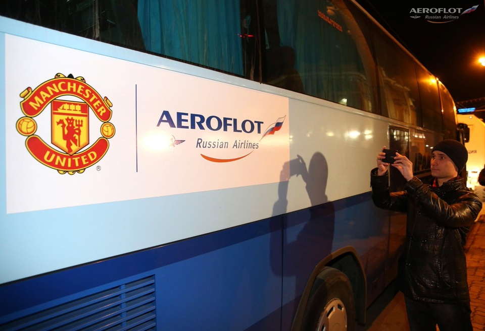 Nhìn lại trận hòa khả quan của MU trên sân Rostov - 1
Một cổ động viên người Nga chụp hình chiếc xe bus chở các cầu thủ MU tới Olimp-2 thi đấu với Rostov
