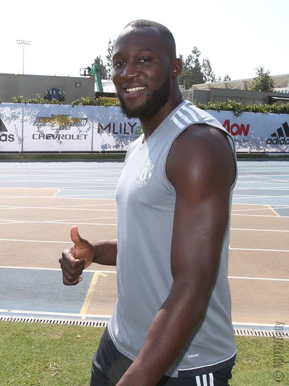 Lukaku, Lindelof có buổi tập đầu tiên cùng với MU - 1
Romelu Lukaku đã hoàn thành việc gia nhập MU với giá 75 triệu bảng, tuy nhiên cầu thủ người Bỉ không có tên trong danh sách đăng kí thi đấu trong tour của Quỷ đỏ ở Mỹ. Tuy nhiên, do đang ở Mỹ nên cầu thủ này vẫn hội quân cùng đội bóng mới