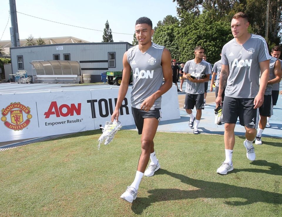Lukaku, Lindelof có buổi tập đầu tiên cùng với MU - 2
Lingard (trái), Jones (phải) cùng các cầu thủ tiến hành buổi tập đầu tiên của MU trên đất Mỹ