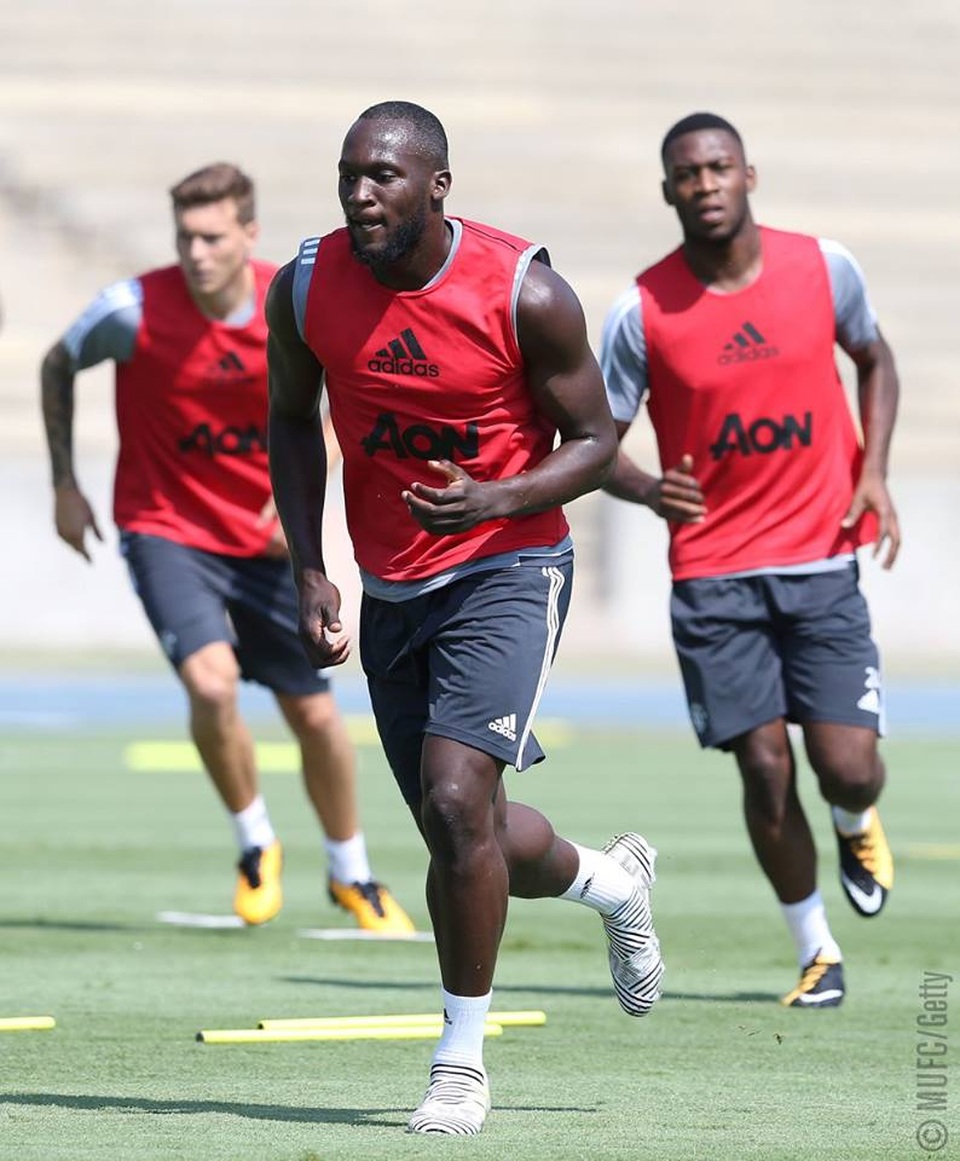 Lukaku, Lindelof có buổi tập đầu tiên cùng với MU - 3
Lukaku khởi động cùng các đồng đội, tiền đạo người Bỉ được Mourinho xếp vào đội áo đỏ
