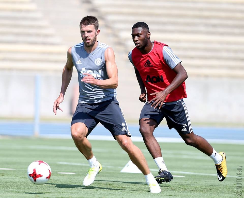 Lukaku, Lindelof có buổi tập đầu tiên cùng với MU - 4
Michael Carrick (trái) và Fosu-mensah (phải) trên sân tập. Carrick sẽ trở thành đội trưởng mới của MU trong mùa giải 2017/18