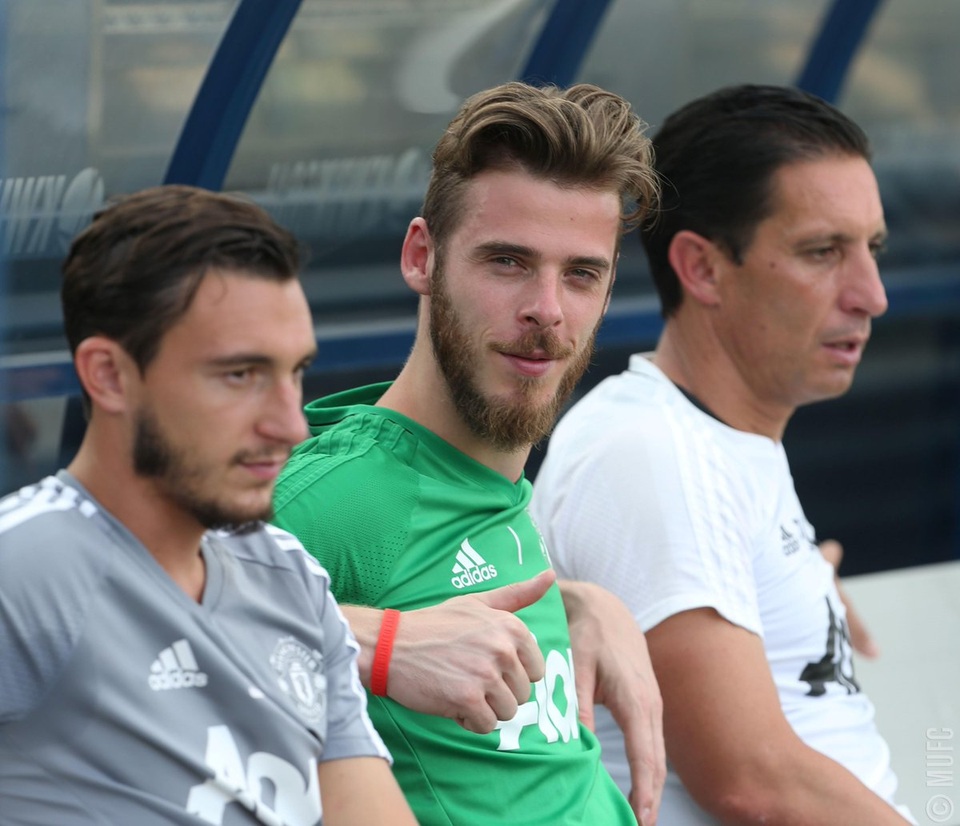 Các cầu thủ MU tập luyện chuẩn bị thi đấu với Barcelona - 3
Thủ thành David De Gea (giữa) khá vui vẻ cùng các đồng đội. Thủ thành người Tây Ban Nha dính khá nhiều tin đồn sẽ rời MU trong vài năm trở lại đây, tuy nhiên mới đây nhất HLV Mourinho đã khẳng định De Gea sẽ tiếp tục ở lại với Quỷ đỏ