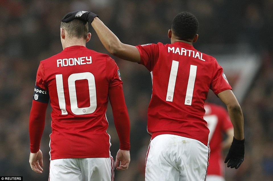 Nhìn lại chiến thắng giòn giã của ĐKVĐ MU trước Reading - 5
Rooney (trái) ăn mừng cùng Martial. Tiền đạo 31 tuổi người Anh đã có 249 bàn thắng cho MU và cân bằng kỷ lục ghi bàn của tượng đài Bobby Charlton