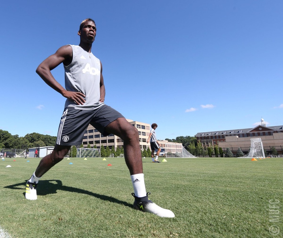 Các cầu thủ MU tập luyện chuẩn bị thi đấu với Barcelona - 4
Tiền vệ Paul Pogba, cầu thủ vẫn đang giữ kỷ lục chuyển nhượng với giá 89 triệu bảng