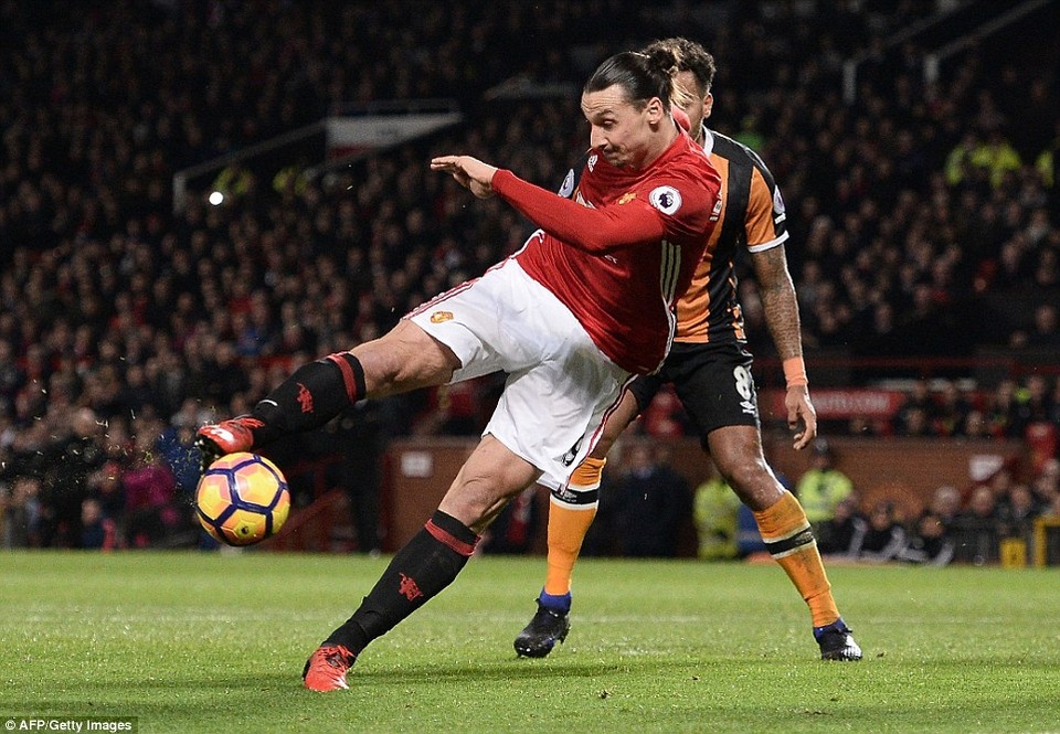 
Một pha dứt điểm bất thành của Ibrahimovic trong trận đấu gặp Hull City
