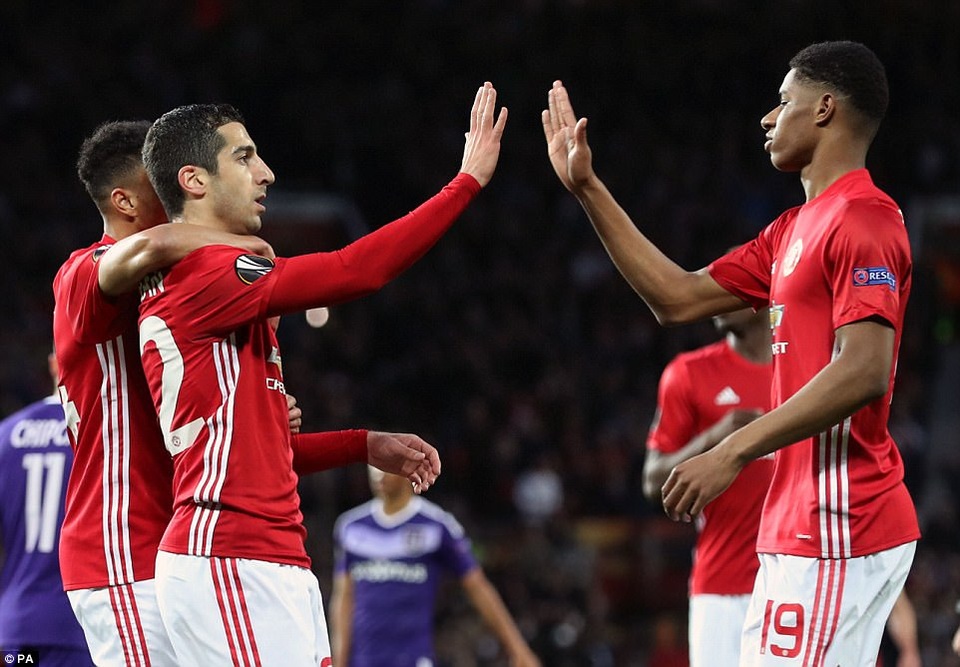 
Các cầu thủ MU ăn mừng sau khi ghi bàn ở Europa League trước Anderlecht
