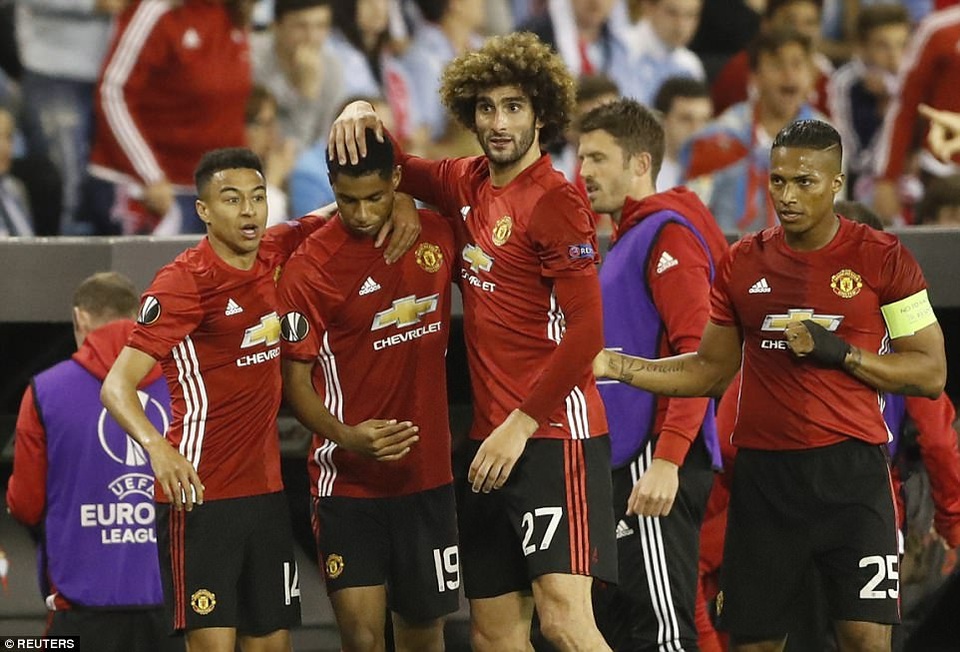 Celta Vigo 0-1 MU: Tuyệt phẩm của Rashford - 2
Các cầu thủ MU chia vui cùng Rashford (thứ hai từ trái sang)