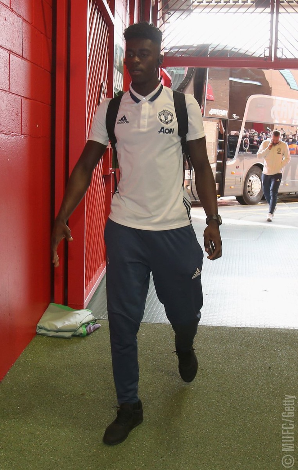 Arsenal 2-0 MU: Wenger đã thắng Mourinho - 10
Tuanzebe cùng các đồng đội tiến tới Emirates