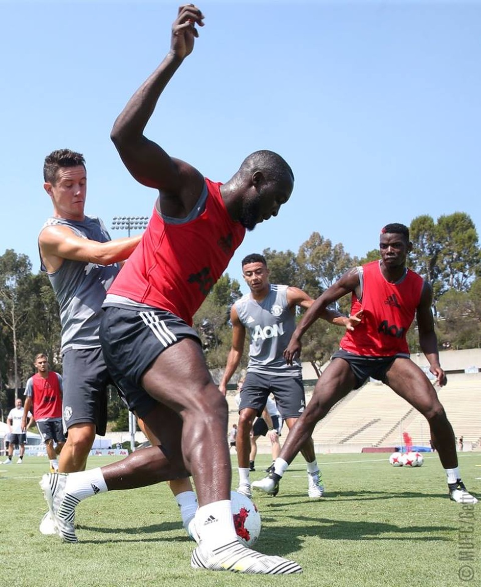 Lukaku, Lindelof có buổi tập đầu tiên cùng với MU - 6
Ander Herrera (trái) tranh bóng với Lukaku