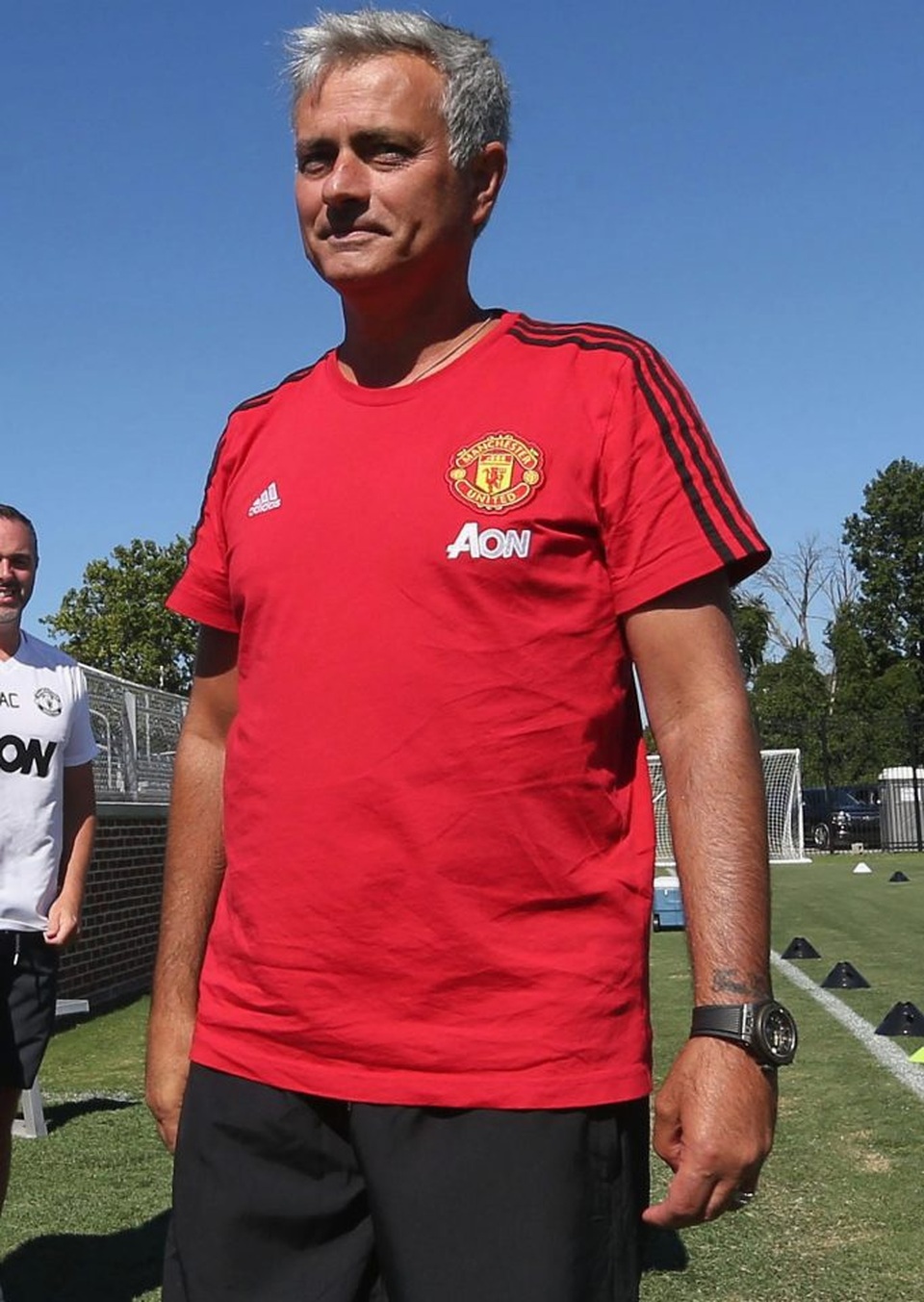 Các cầu thủ MU tập luyện chuẩn bị thi đấu với Barcelona - 5
HLV Mourinho tỏ ra khá vui vẻ, đoàn quân MU của Mourinho đang có chuỗi thành tích tuyệt vời ở chuyến du đấu Mỹ. MU đã thắng cả bốn trận, trong đó có những chiến thắng trước các đội bóng lớn như Man City hay Real Madrid