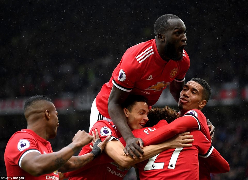 MU 4-0 Crsytal Palace: Cú đúp của "gã tóc xù" Fellaini - 3
Các cầu thủ MU ăn mừng sau khi Fellaini ghi bàn