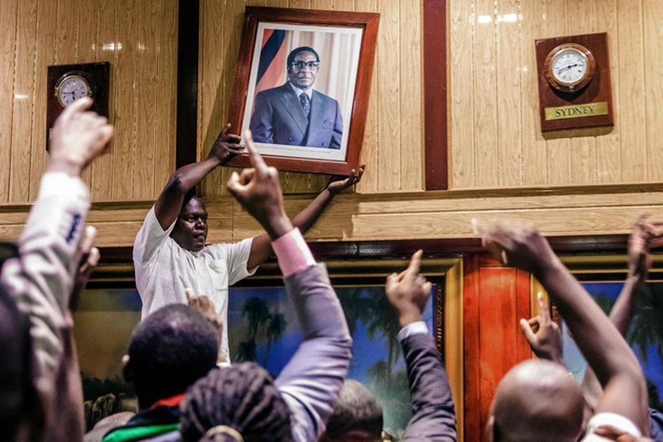 Chính biến ở Zimbabwe: Tiết lộ về đêm định mệnh của Tổng thống 93 tuổi - 2
Ảnh của ông Mugabe bị dỡ xuống ở Trung tâm hội nghị quốc tế ở thủ đô Harare (Ảnh: Getty)