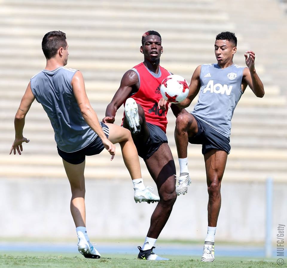 Lukaku, Lindelof có buổi tập đầu tiên cùng với MU - 7
Pogba (giữa) trong vòng vây của Herrera (trái) và Lingard (phải)