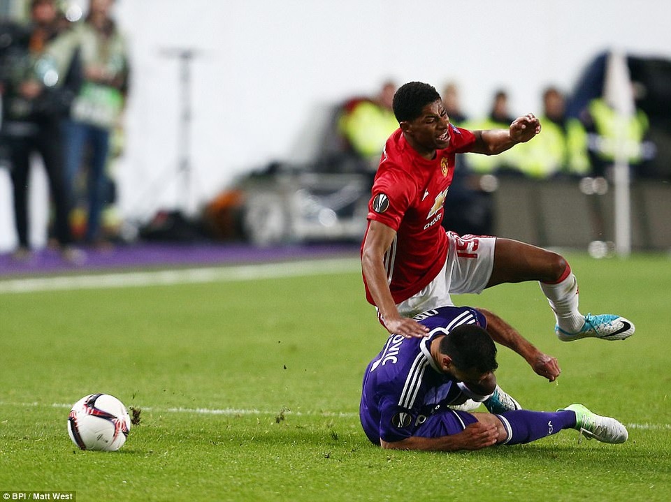 Bị thủng lưới muộn, MU đánh rơi chiến thắng trên sân Anderlecht - 2
Obradovic vào bóng đốn ngã Rashford để ngăn chặn đối thủ
