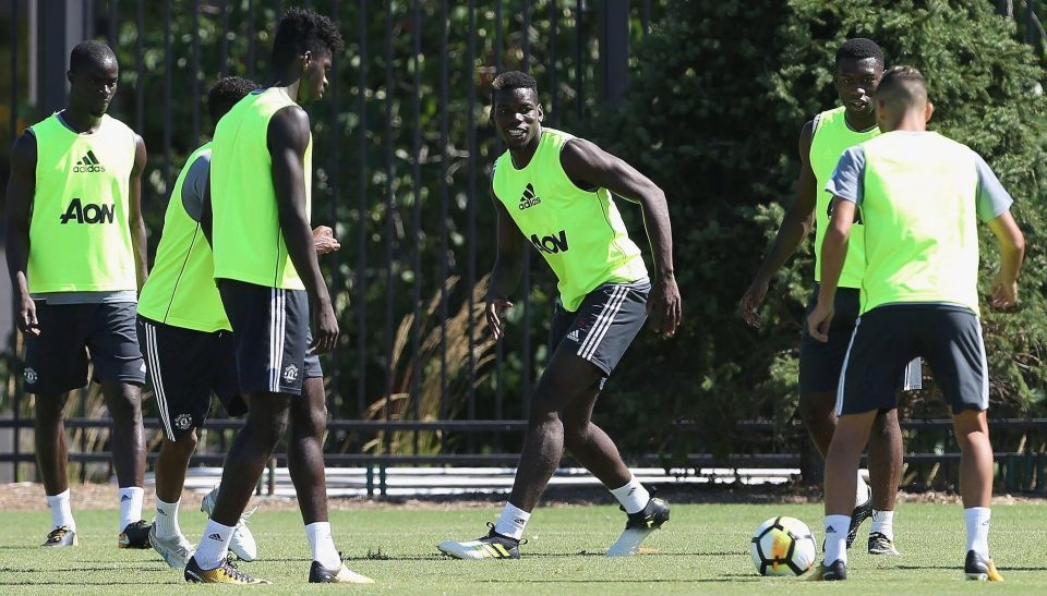 Các cầu thủ MU tập luyện chuẩn bị thi đấu với Barcelona - 9
Pogba (giữa) trong bài tập nhóm cùng với các đồng đội