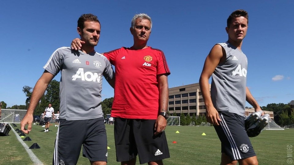 Các cầu thủ MU tập luyện chuẩn bị thi đấu với Barcelona - 12
Mourinho nói chuyện với Mata và Herrera, cặp đôi tiền vệ người Tây Ban Nha đã trở lại tập luyện sau khi bình phục chấn thương