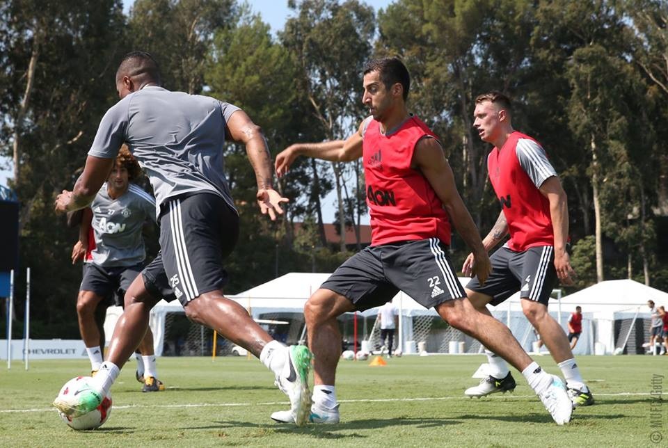 Lukaku, Lindelof có buổi tập đầu tiên cùng với MU - 14
Mkhitaryan (phải) tranh bóng với Valencia (trái)