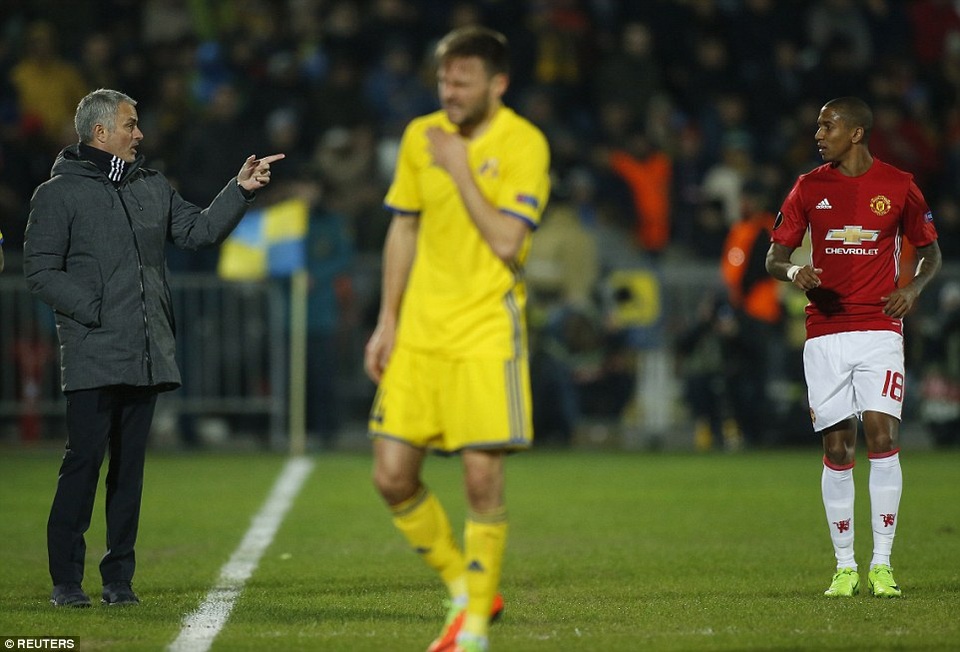 Nhìn lại trận hòa khả quan của MU trên sân Rostov - 15
Mourinho đưa ra hướng dẫn cho Young