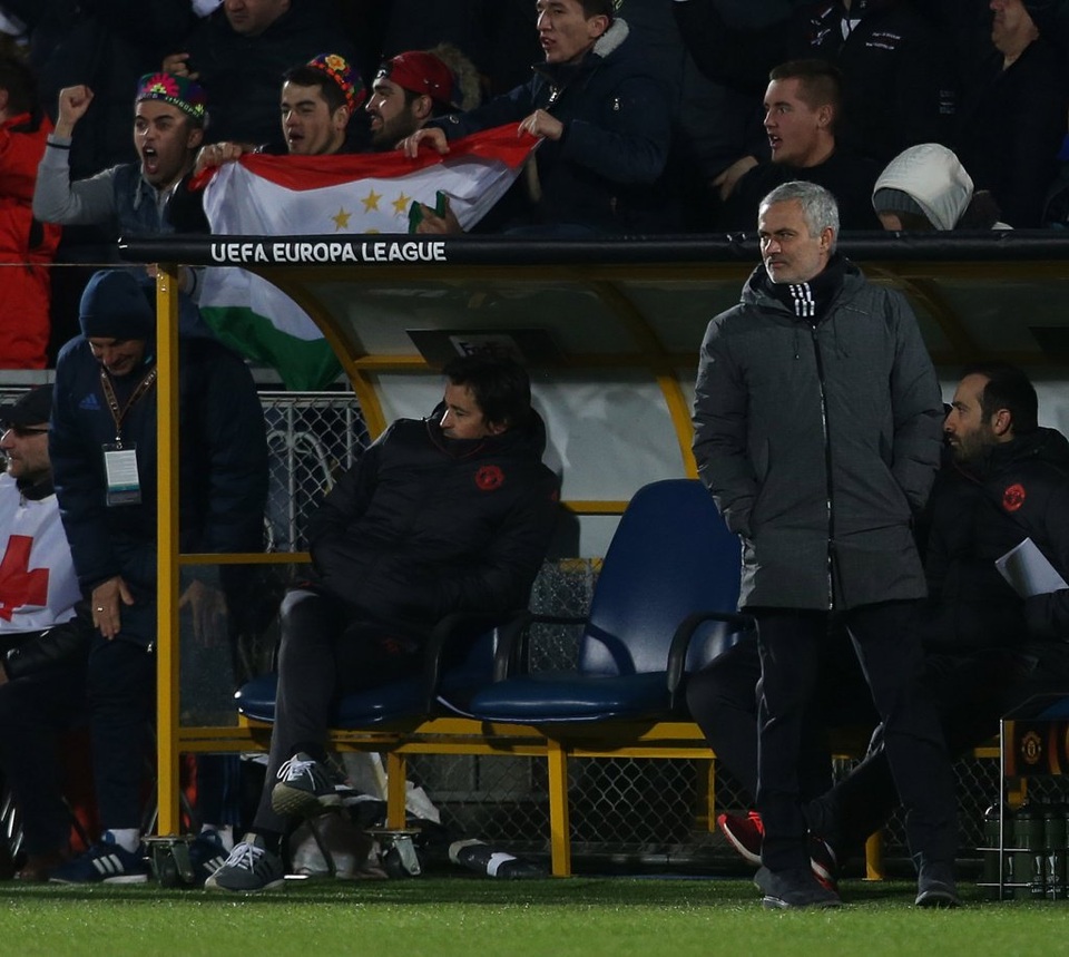 Nhìn lại trận hòa khả quan của MU trên sân Rostov - 16
Gương mặt nhăn nhó của Mourinho bên ngoài đường biên