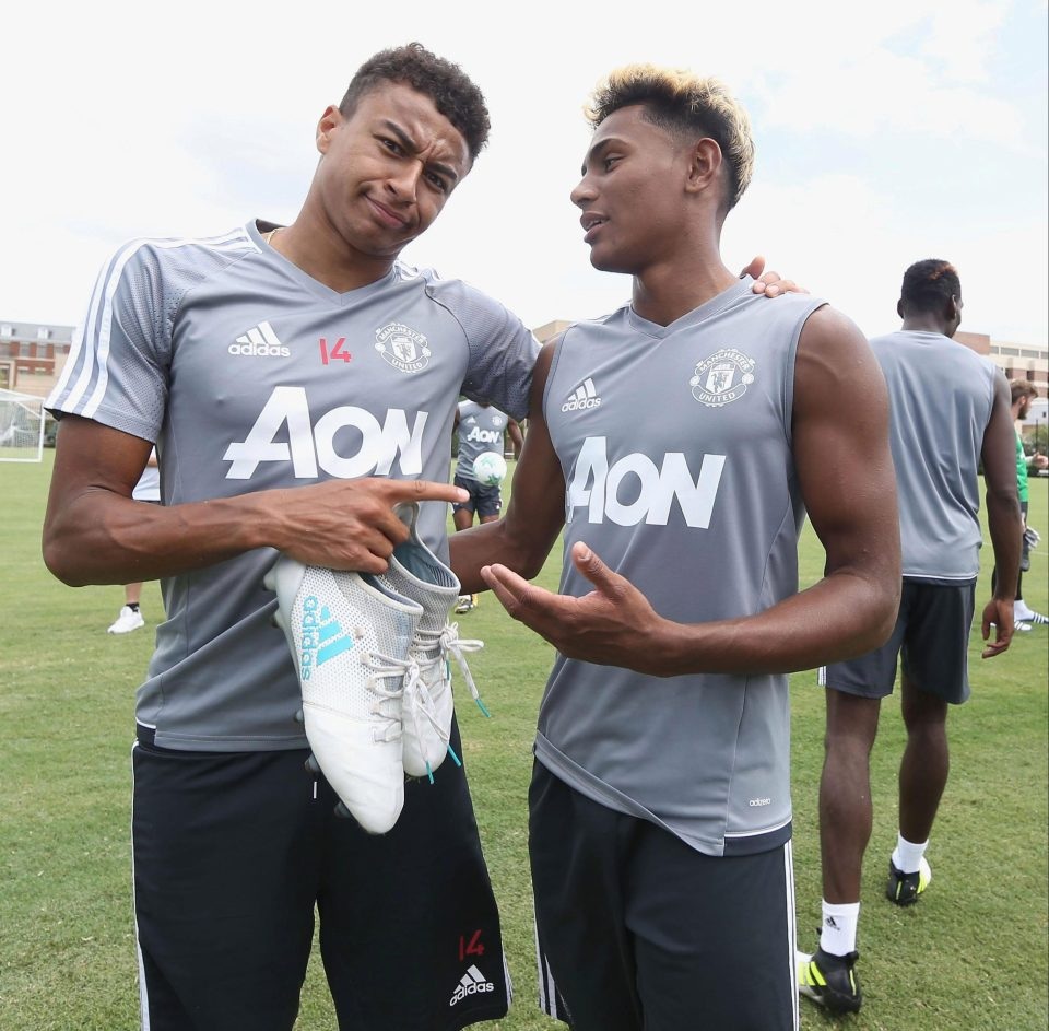 Các cầu thủ MU tập luyện chuẩn bị thi đấu với Barcelona - 16
Jesse Lingard (trái). Tiền vệ người Anh đang thi đấu rất tiến bộ trong màu áo MU và ngày càng được huấn luyện viên Mourinho tin tưởng