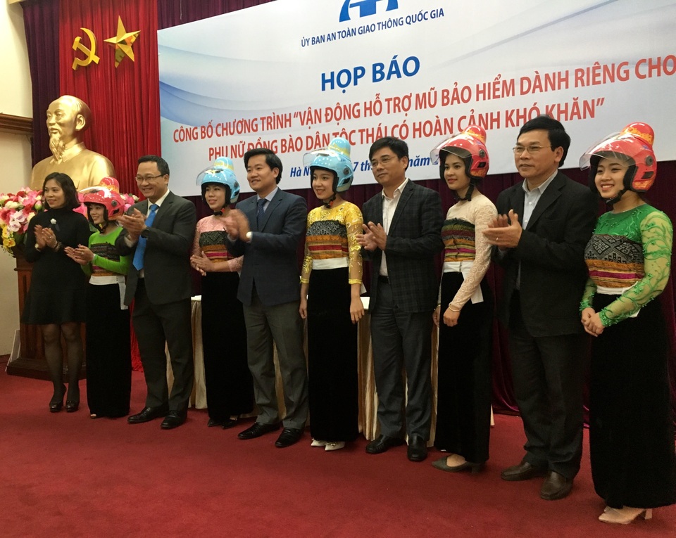 Hơn 200.000 phụ nữ dân tộc Thái cần mũ bảo hiểm có “tằng cẩu” - 1 Mũ bảo hiểm dành cho phụ nữ dân tộc Thái có tằng cẩu