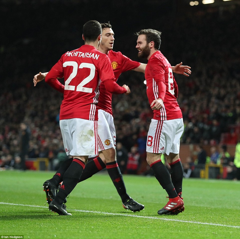 
Mkhitaryan (trái), Darmian (giữa) chúc mừng Mata (phải) sau khi cầu thủ người Tây Ban Nha mở tỉ số
