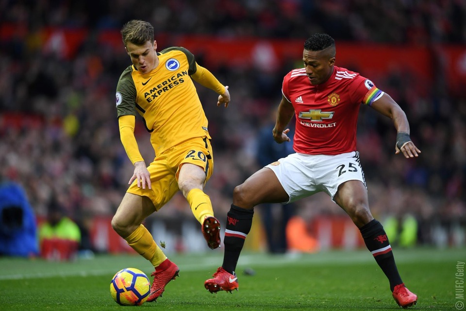 MU 1-0 Brighton: Vận may của Ashley Young - 5
March (trái) che chắn bóng trước sự áp sát của Valencia