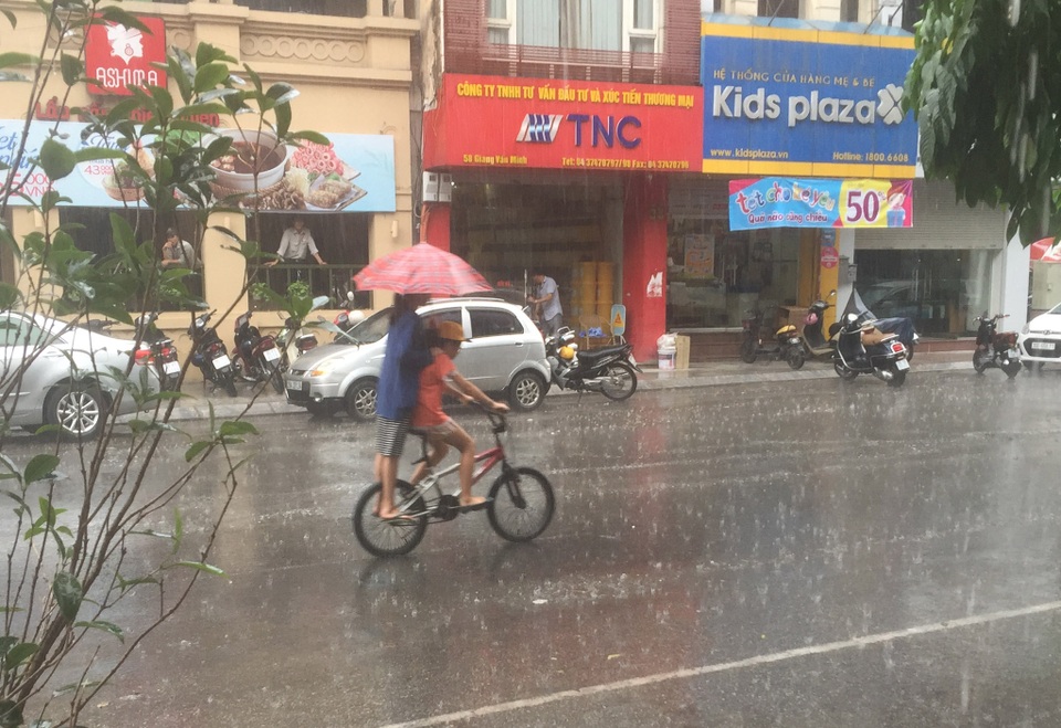 Cơn mưa “vàng” hạ hỏa tuần nắng nóng kỷ lục tại Hà Nội - 5 Cơn mưa “vàng” hạ hỏa tuần nắng nóng kỷ lục tại Hà Nội - 5