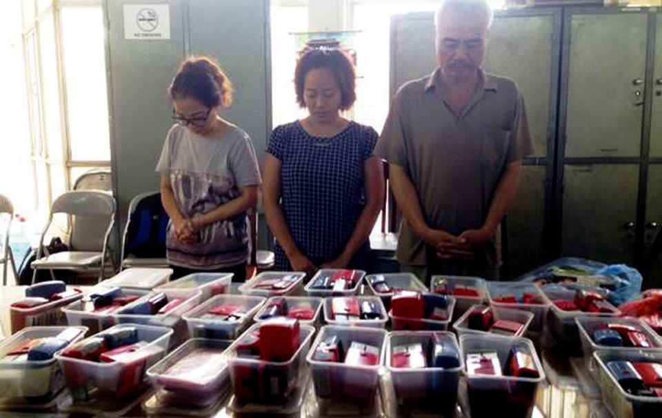 Ba bị can Oanh, Hằng, Tuấn (từ trái sang) thời điểm bị bắt giữ.